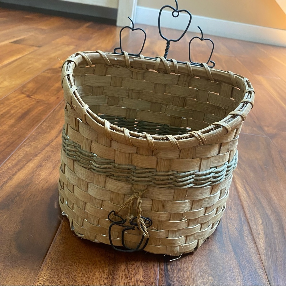 Wall Pocket Basket Apple Wire Hanger. Vintage. Cottage core